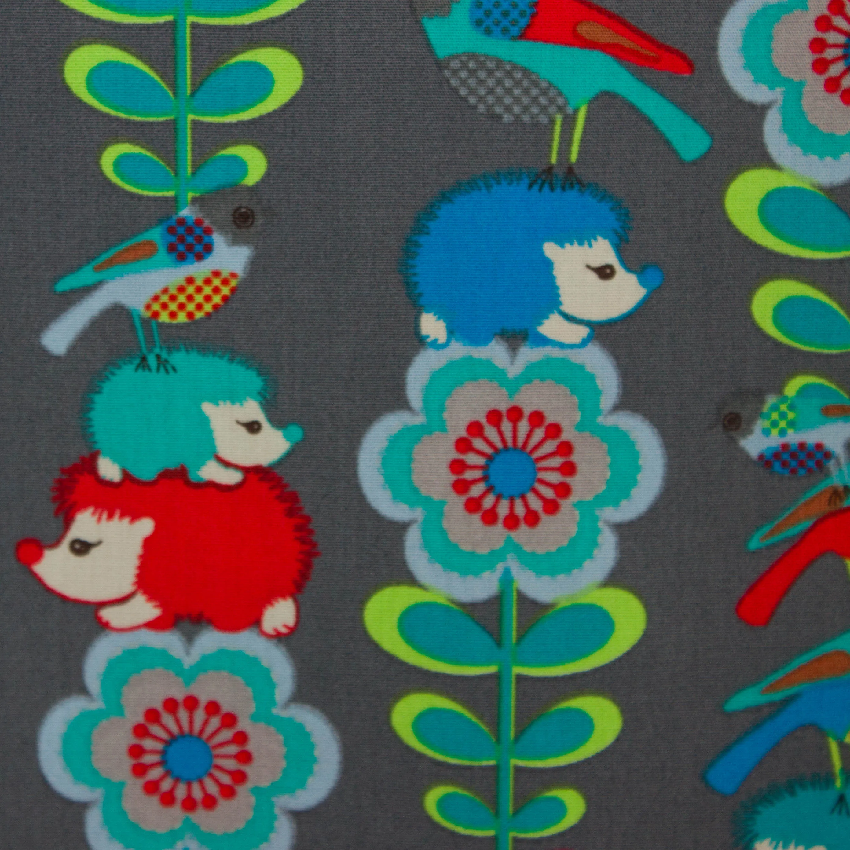 Grijze katoen met bloemen, egels en vogels